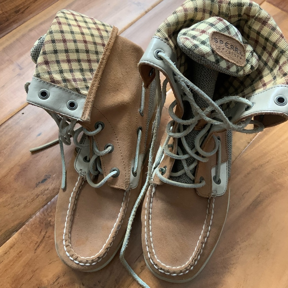 Speery classic boat shoes.